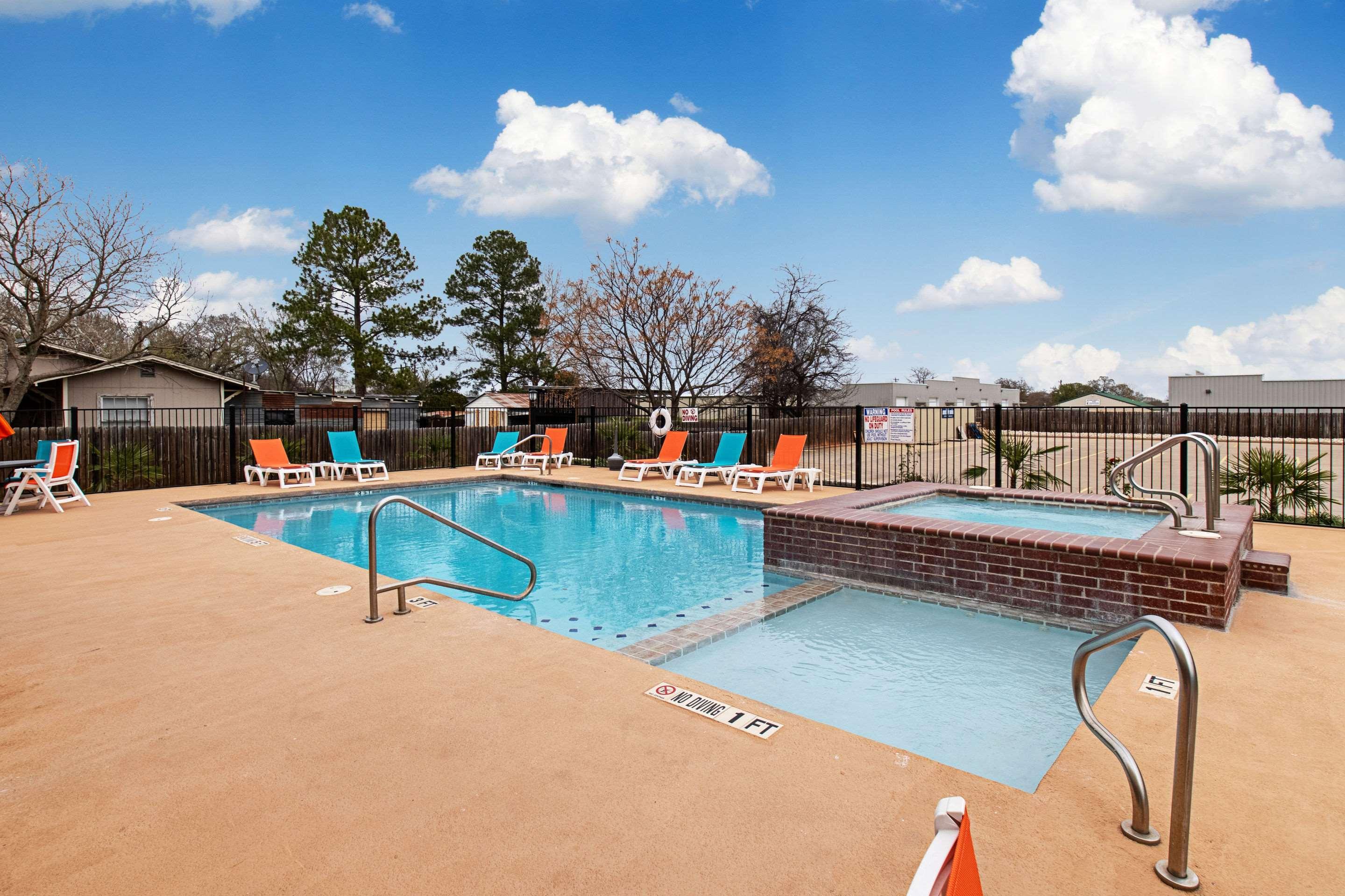 Comfort Inn & Suites And Suites Fredericksburg Esterno foto
